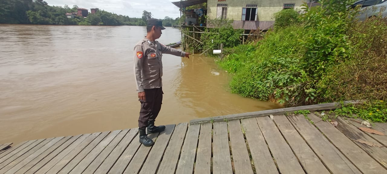 Antisipasi Bencana Banjir, Personil Polsek Marikit Pantau Debit Air DAS Katingan.