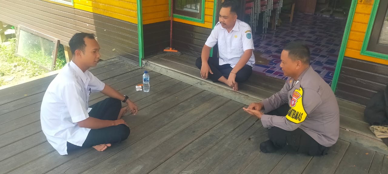 Piket Polsek Bulik Sosialisasikan Tentang Layanan Hotline 110 kepada Masyarakat