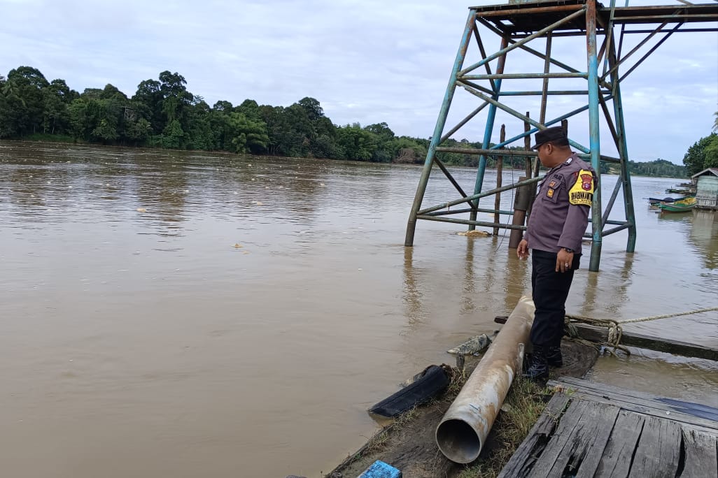Deteksi Banjir, Polsek Tewang Sangalang Garing dan Pulau Malan Pantau Debit Air
