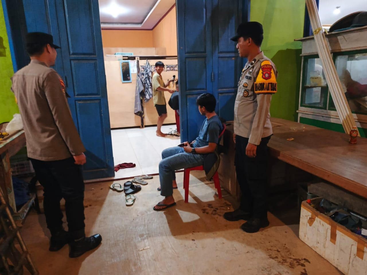 Personil Polsek Sambang Masyrakat yang Sedang Bersantai