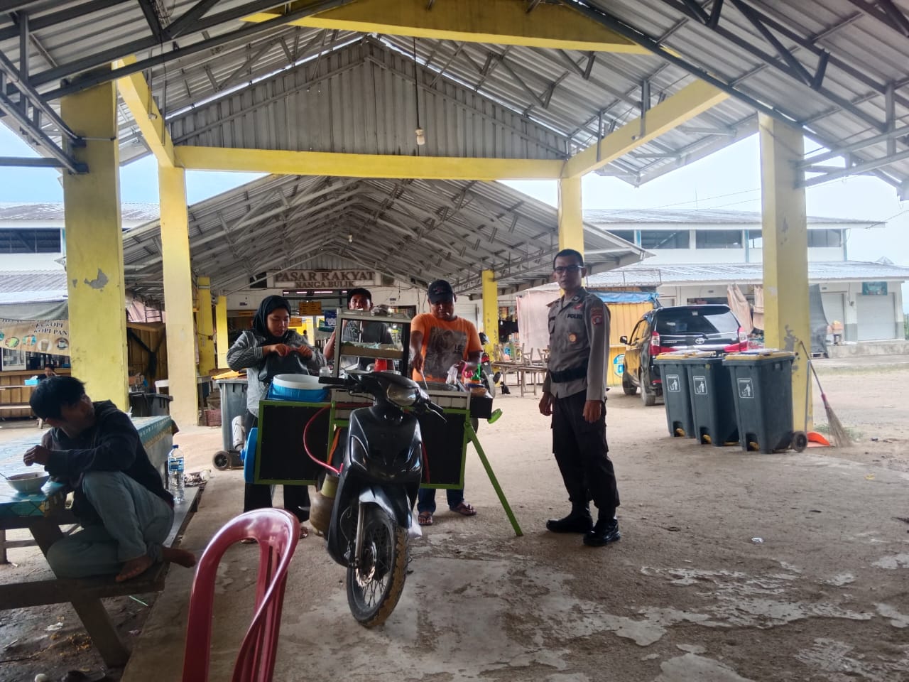 Piket Polsek Bulik Sambangi Pedagang Berikan Pesan Kamtibmas