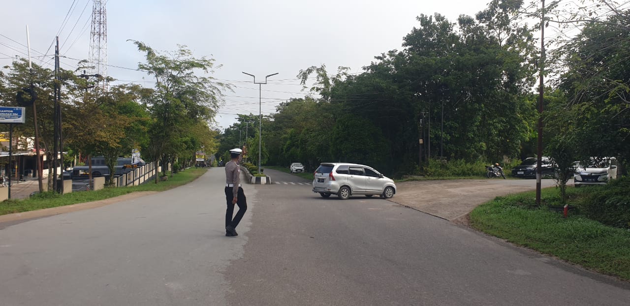 Satuan Lantas Polres lamandau Laksanakan Pengaturan Lalin Pada Pagi hari