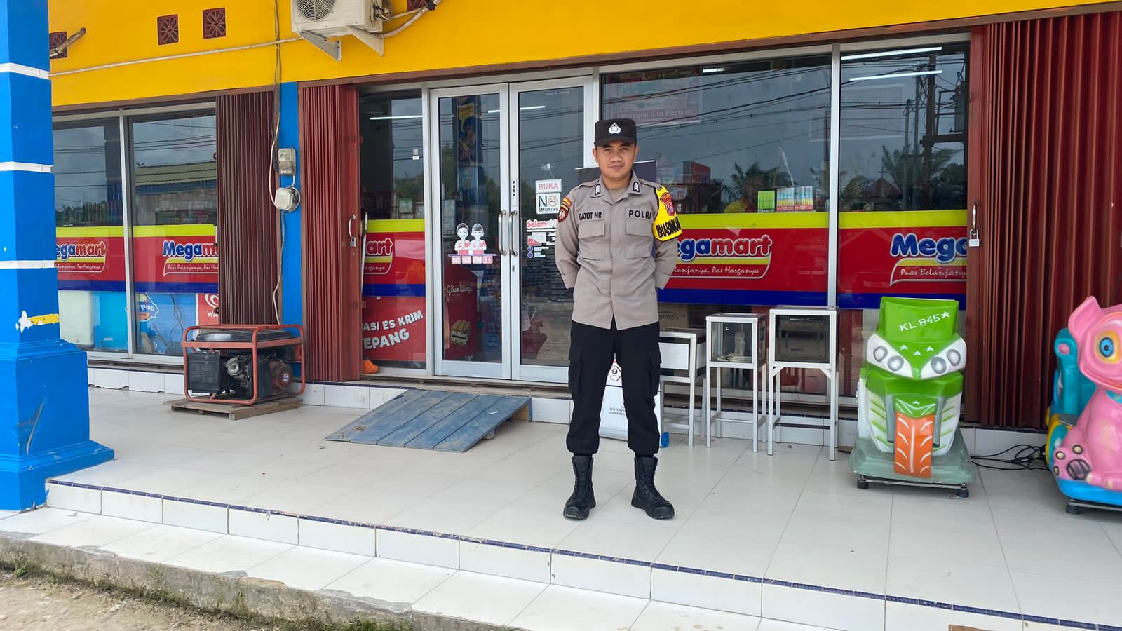 Piket Polsek Patroli kepertokoan diwilkum Polsek Sematu Jaya