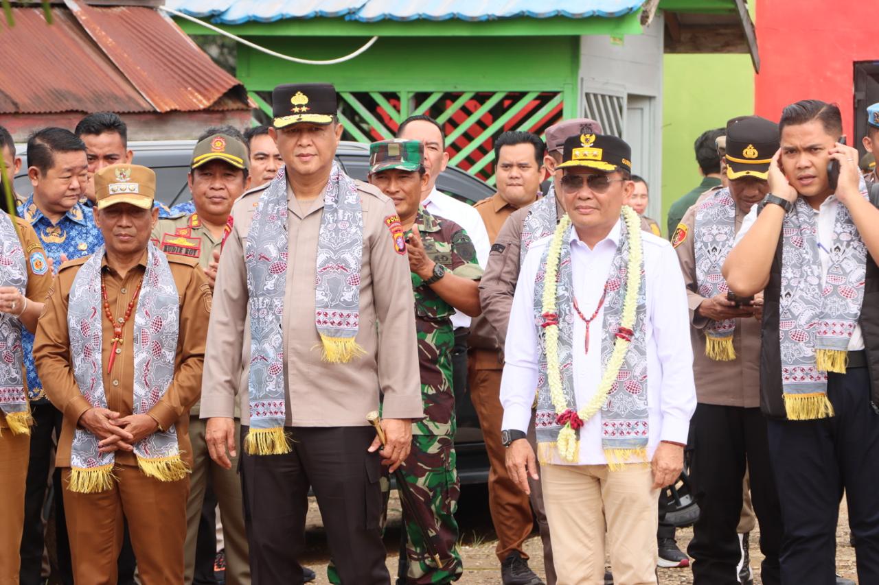Kunker di Mura Bersama Gubernur, Kapolda Kalteng Tinjau Fasilitas Sekolah, Pasar Murah hingga Lakukan Aksi Sosial