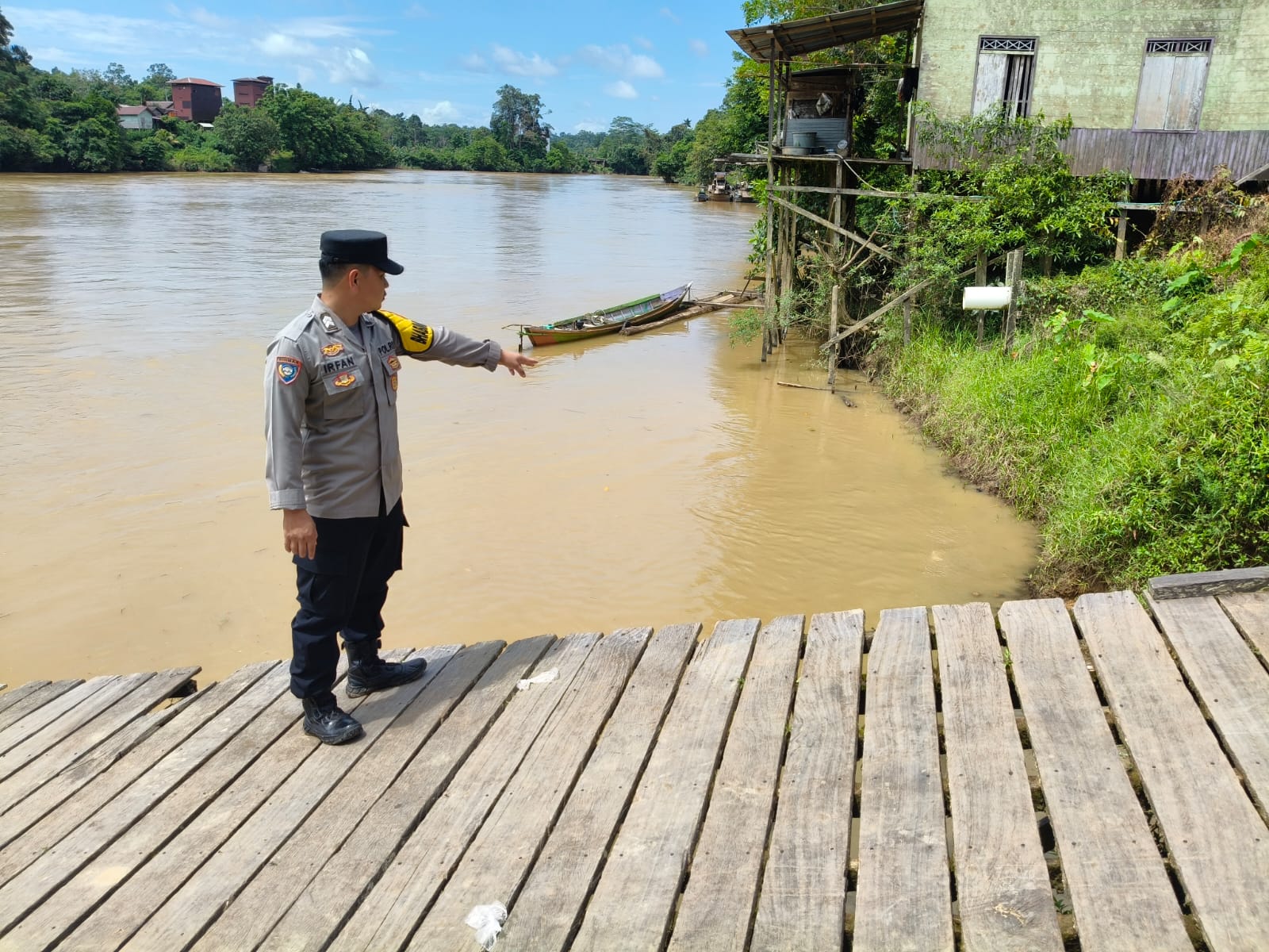 Antisipasi Bencana Banjir, Piket Polsek Marikit Pantau Situasi Debit air Das Katingan.