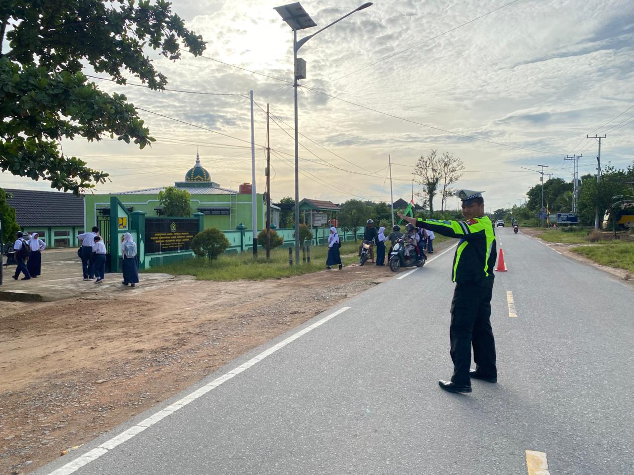 Sat Lantas Giatkan Gatur Lalin di Sekolah Mts Negeri
