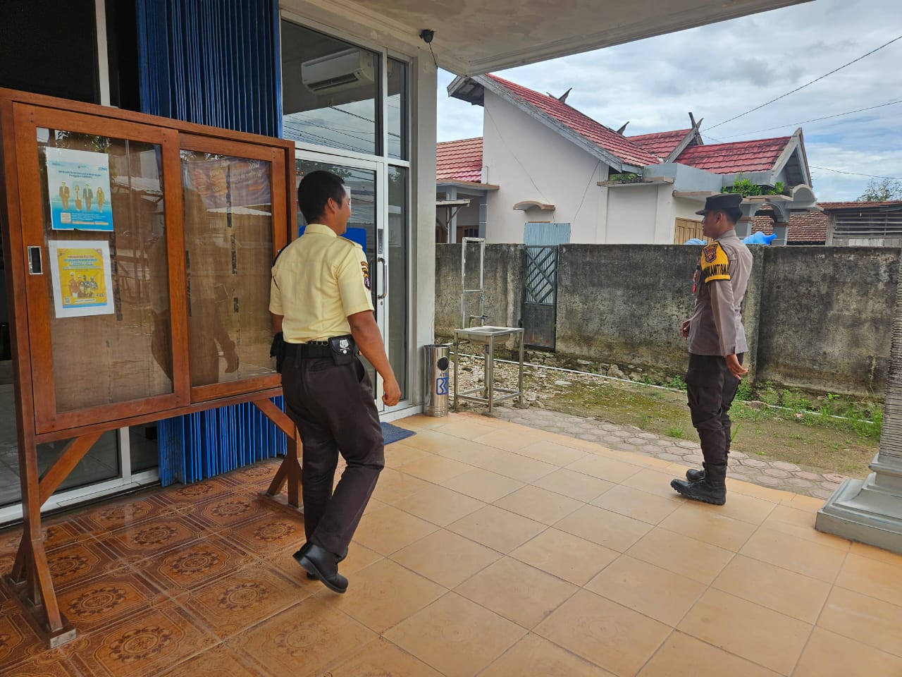 Piket Polsek Patroli dan Silaturahmi dengan Satpam Bank BRI