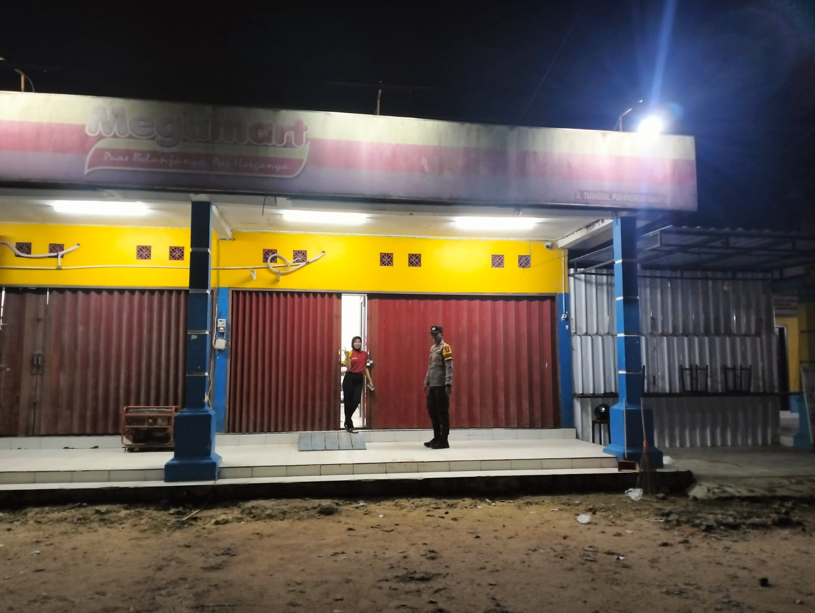 Piket Polsek Patroli kepertokoan diwilkum Polsek Sematu Jaya