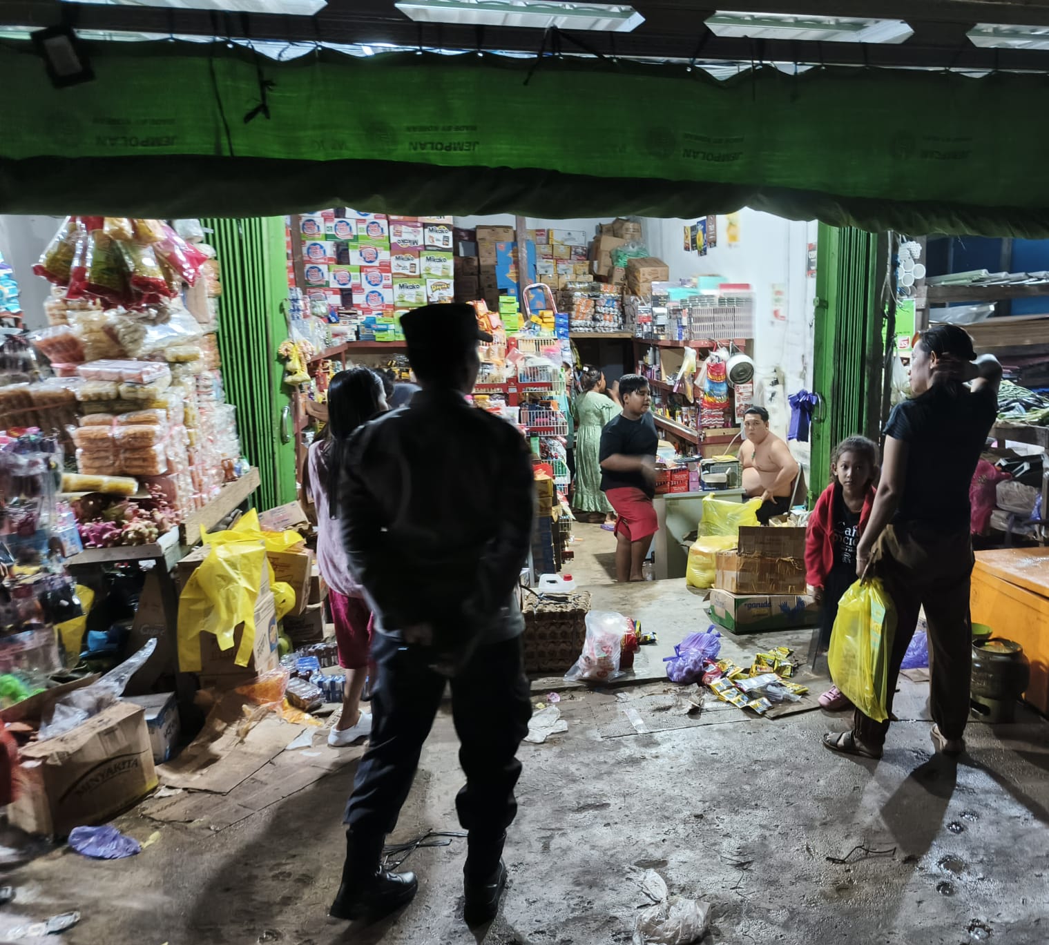 Piket Polsek Delang Silaturahmi Ke Masyarakat