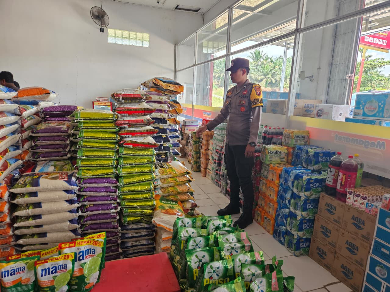 Piket Polsek Patroli kepertokoan diwilkum Polsek Sematu Jaya