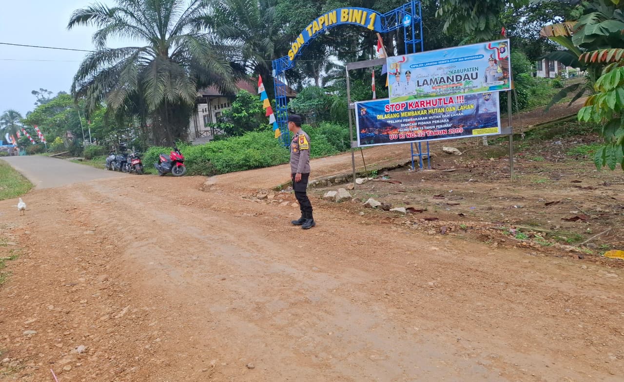 Anggota Polsek lamandau Pengaturan lalu lintas Jalan di Pagi hari