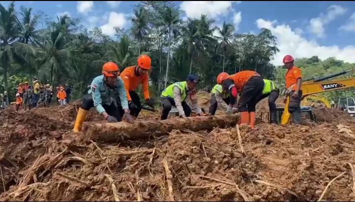 Satbrimob Polda Jateng Temukan Dua Korban Meninggal Dunia dalam Operasi SAR Longsor Majenang