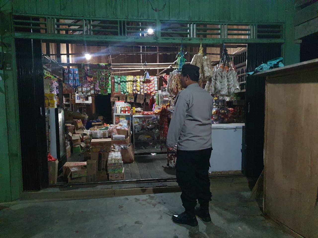 Piket Polsek laksanakan Patroli di Pasar di Wilkum Polsek Delang