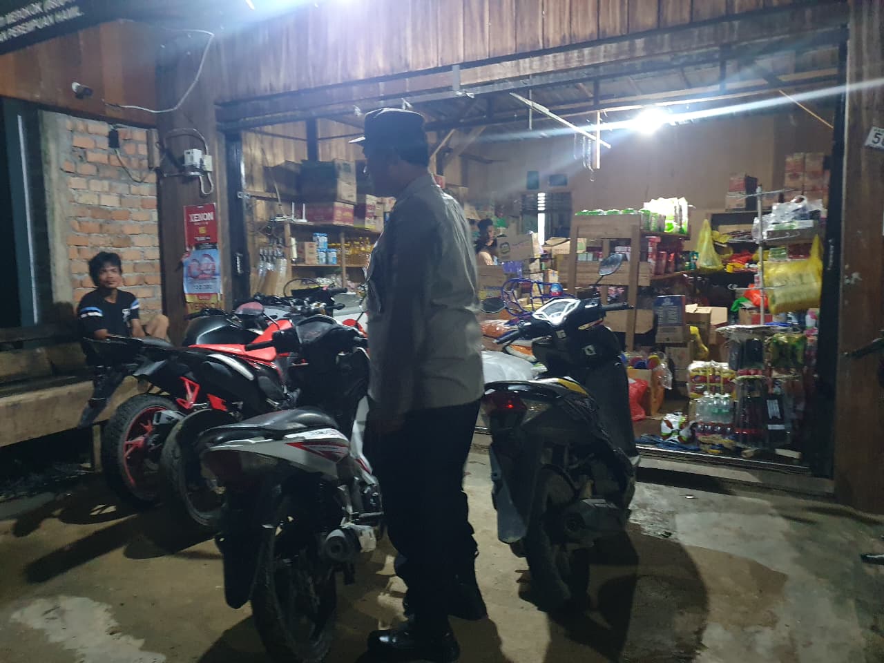 Bhabinkamtibmas Polsek Delang melaksanakan Silaturahmi ke warga masyarakat