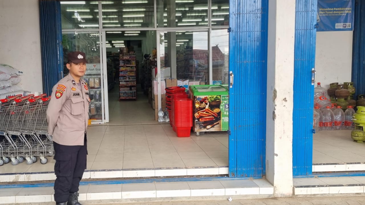Piket Polsek Patroli kepertokoan diwilkum Polsek Sematu Jaya