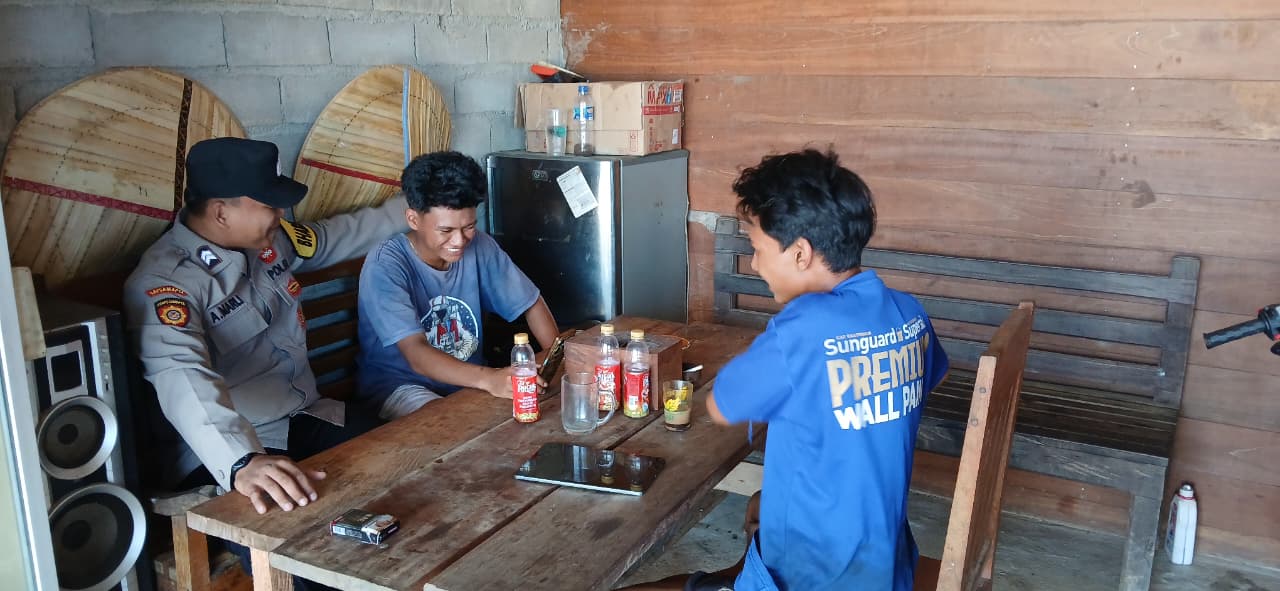 Personel Piket Polsek Lamandau Sambangi Masyarakat, Pererat Silaturahmi dan Sampaikan Pesan Kamtibmas