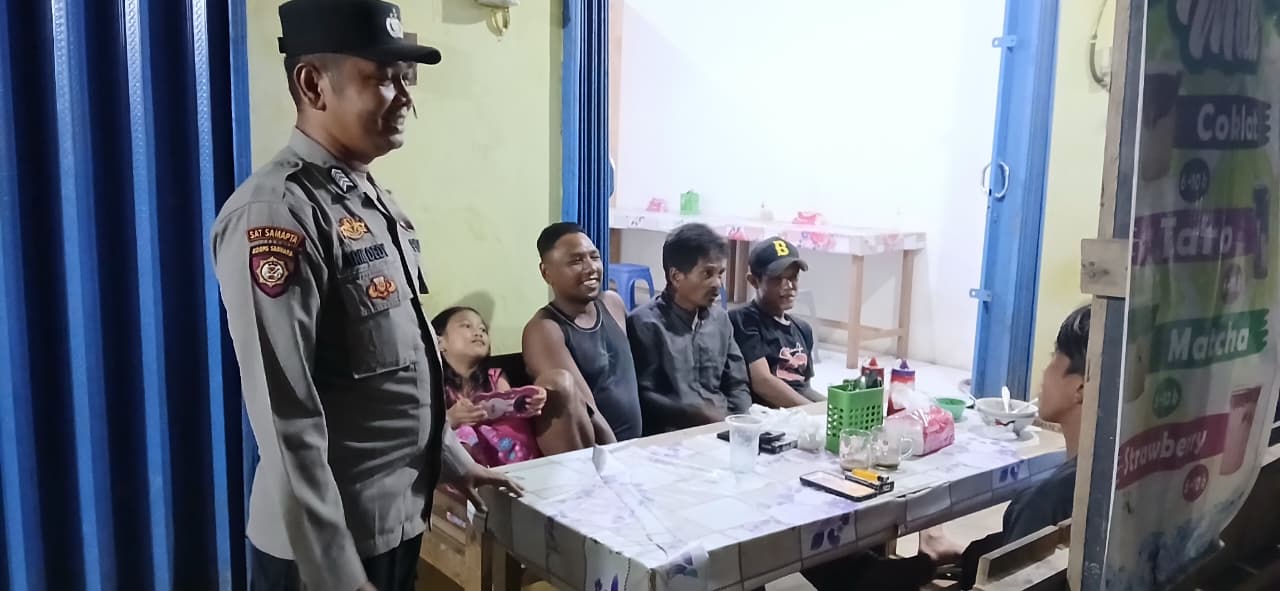 Bhabinkamtibmas Sosialisasikan Layanan Hotline 110 kepada Masyarakat