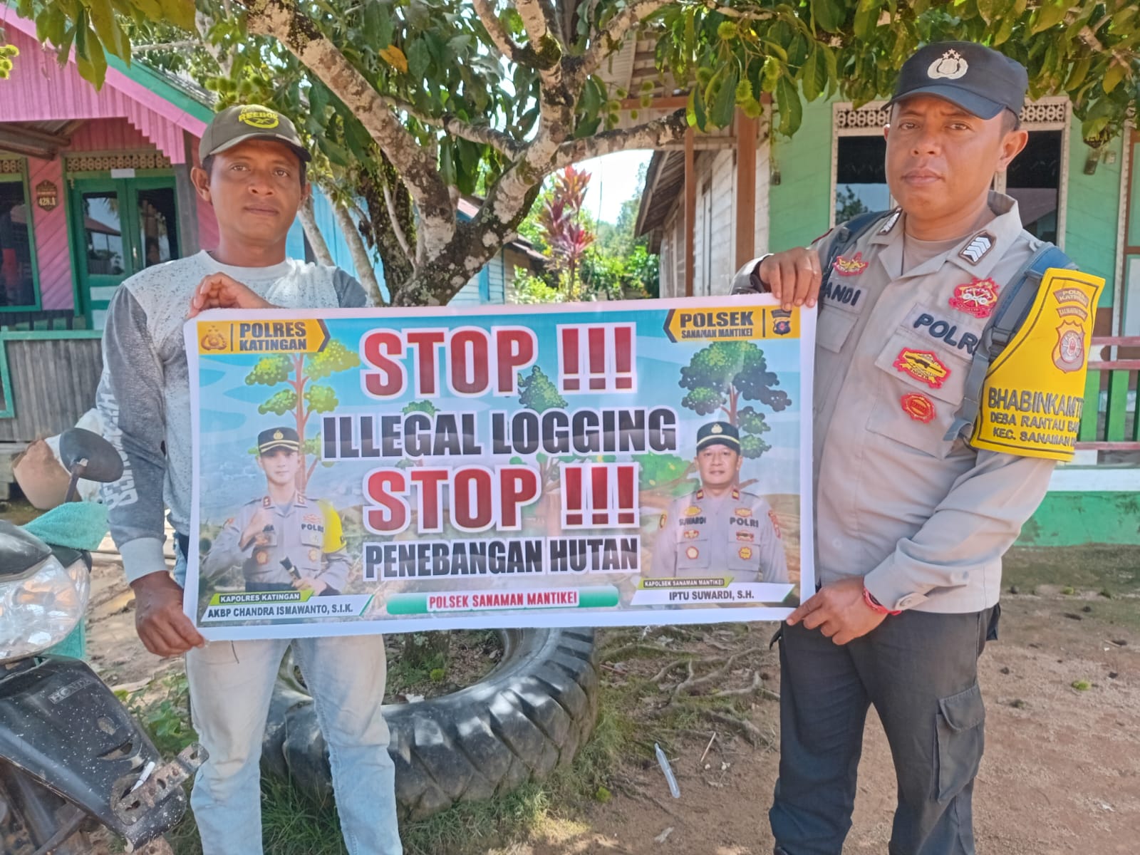 Bhabinkamtibmas laksanakan Sosialisasikan tentang larangan dan sangsi Pidana bagi pelaku Ileggal Logging kepada masyarakat di Desa Binaan.