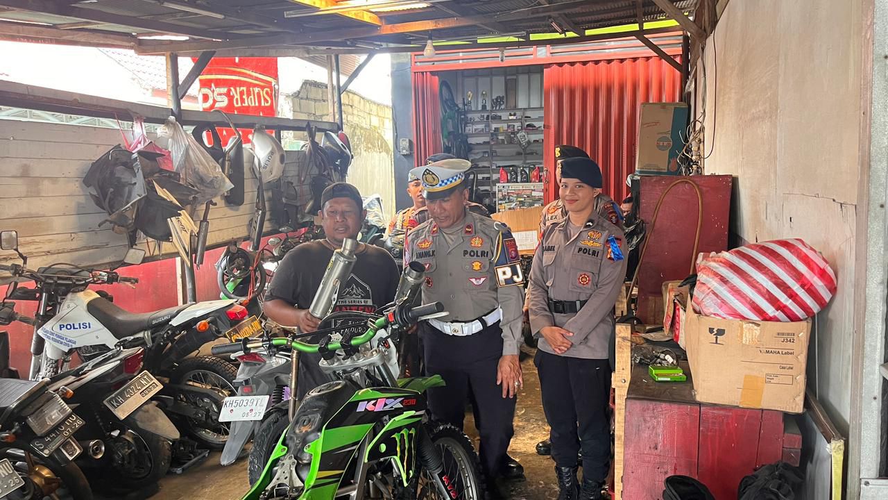 Sambangi Bengkel Modifikasi, Personel Ops Zebra Telabang Sosialisasikan Kamseltibcarlantas dan Larangan Knalpot Brong
