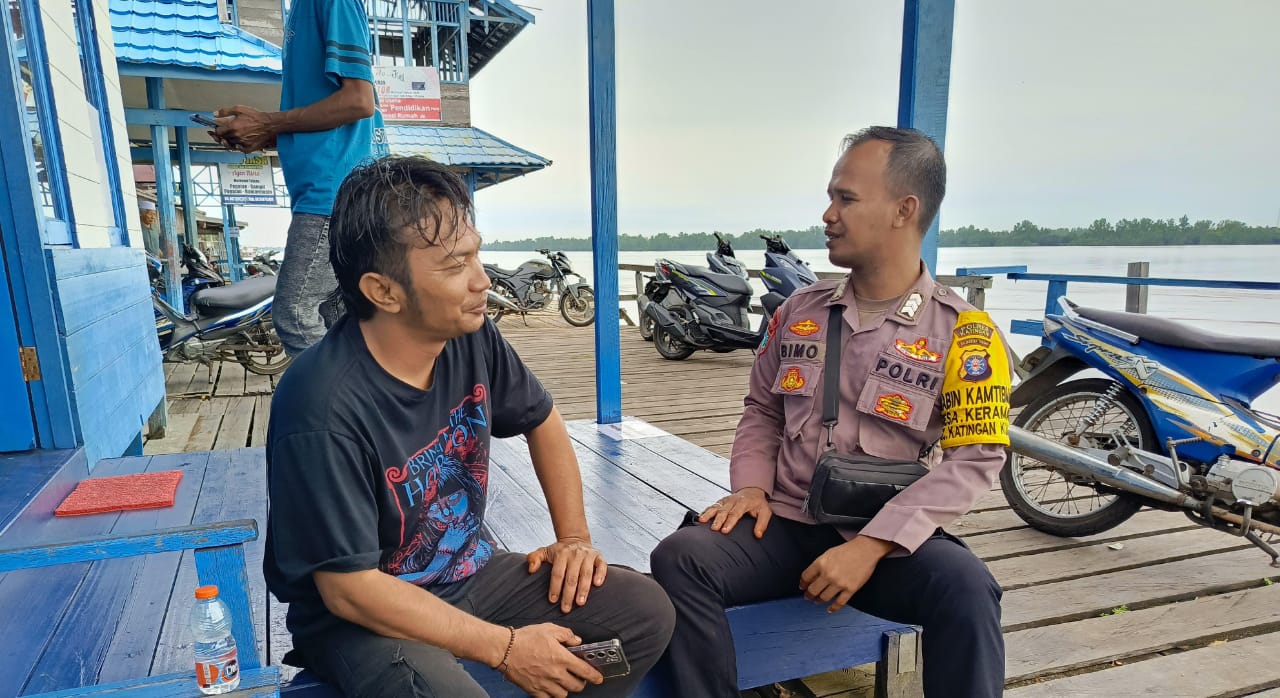 Bhabinkamtibmas Polsek Katingan Kuala Melaksanakan Sambang Kamtibmas Ke Warga Desa Binaannya