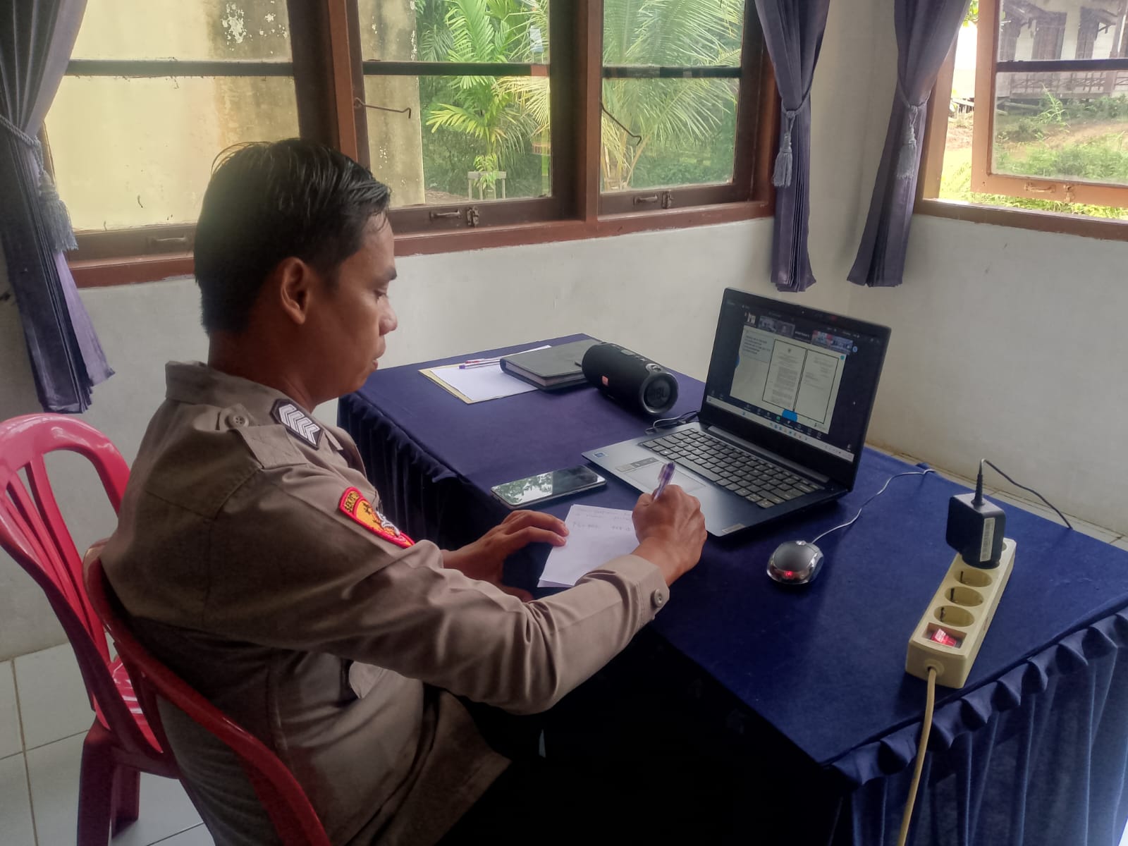 Personel Polsek Marikit Mengikuti Penyamaan persepsi bidang kesektariatan sebagai sarana pembinaan kepada pengemban fungsi kesektariatan Secara Daring / Zoom Meeting