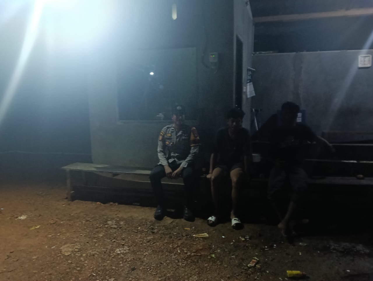 Personel Polsek lamandau melaksanakan sambang kerumah warga