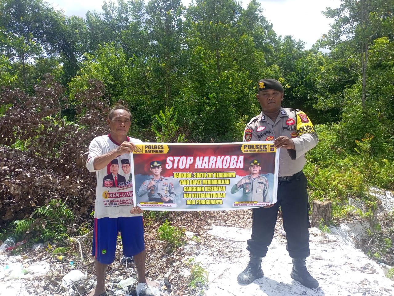 Cegah Bahaya Narkoba, Polsek Tasik Payawan dan Kamipang Sosialisasi Spanduk Himbauan di Beberapa Titik‎