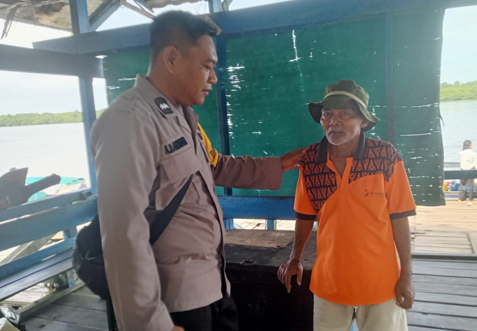 Bhabinkamtibmas Polsek Mendawai Melaksanakan Sambang Kamtibmas ke Rumah Warga Desa Kampung melayu.