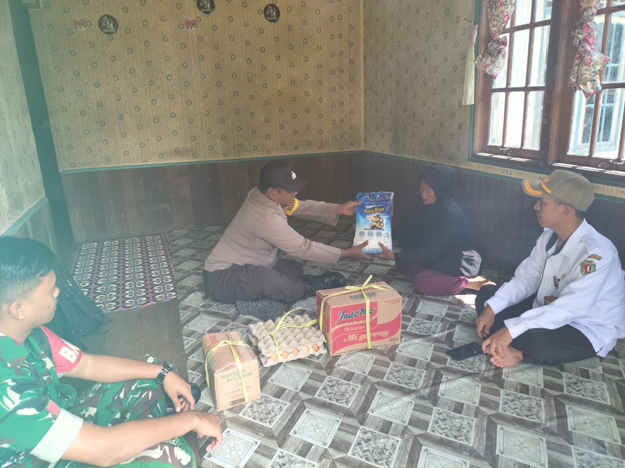 Peduli Masyarakat Polsek Katingan Hulu Berikan Bantuan Sosial Kepada Masyarakat.