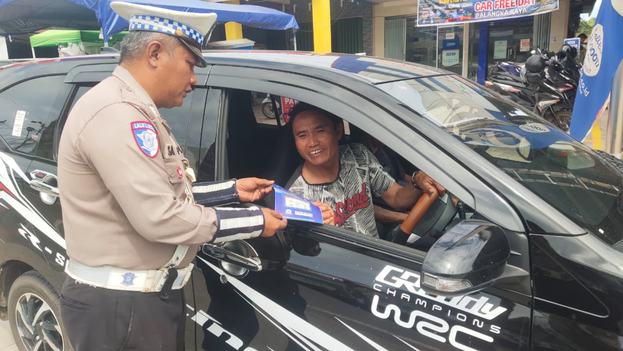 Pembagian Brosur Keselamatan Berlalu Lintas Kepada masyarakat.