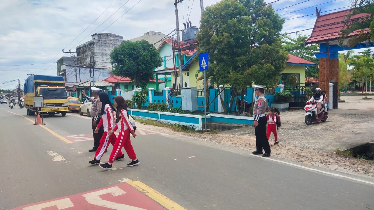 Satlantas Polres Katingan Melakukan Pengaturan Lalu Lintas Saat Jam Pulang Sekolah