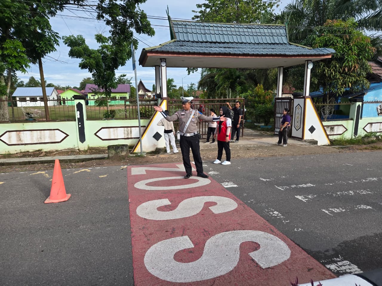 Sat Lantas Polres Lamandau Lakukan Pengaturan Lalin dan Membantu Siswa SMPN 1 Bulik Menyebrang Jalan