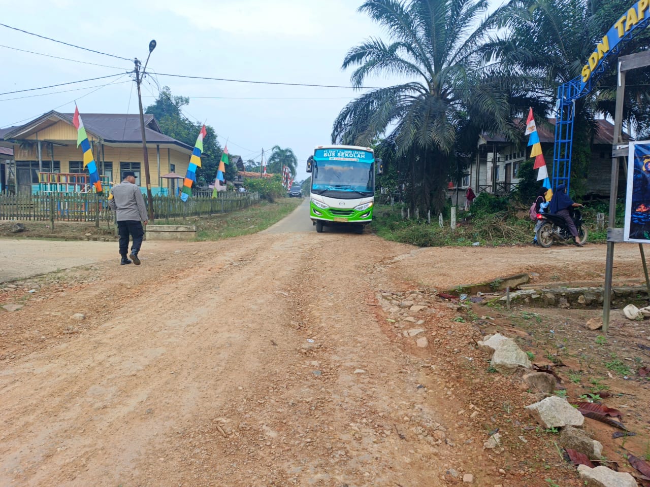 Anggota Polsek lamandau Pengaturan lalu lintas Jalan di Pagi hari