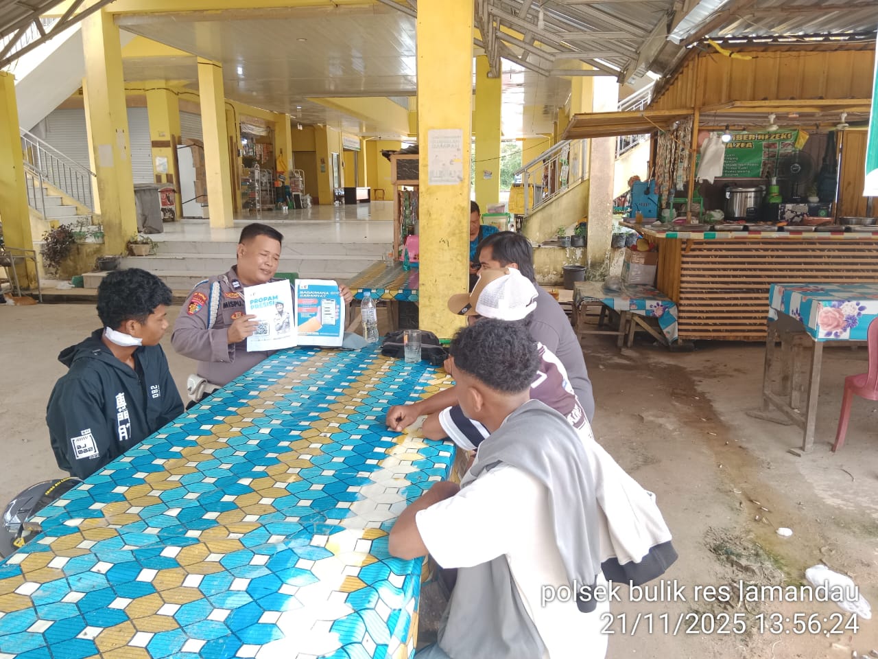 Piket Polsek Bulik Sosialisasikan Tentang Layanan Hotline 110 kepada Masyarakat