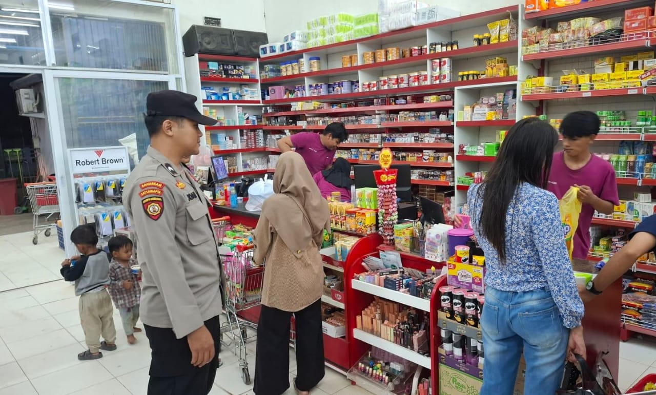 Piket Polsek Patroli kepertokoan diwilkum Polsek Sematu Jaya