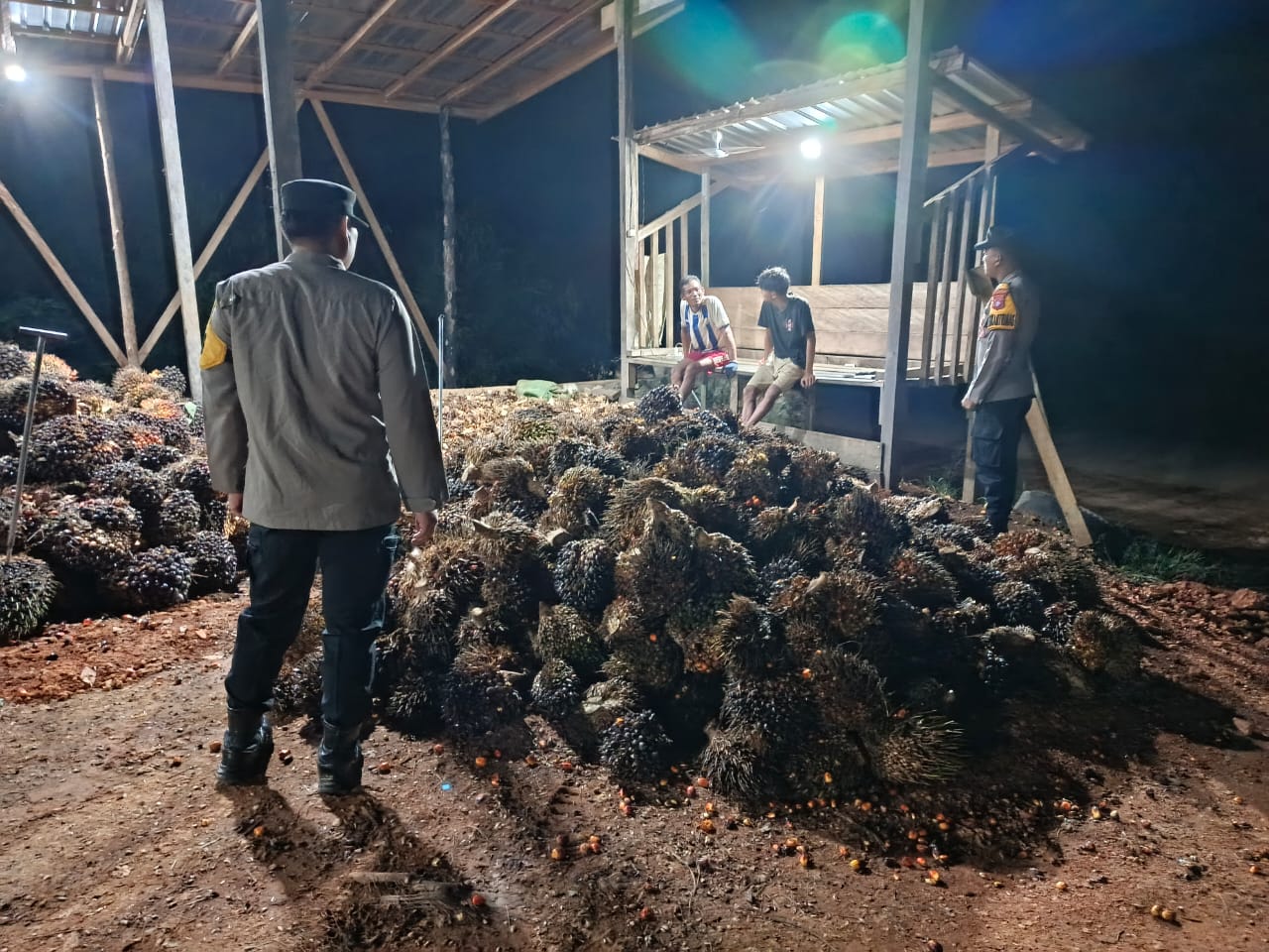 Piket Polsek Silaturahmi kepada Masyarakat yang sedang bekerja