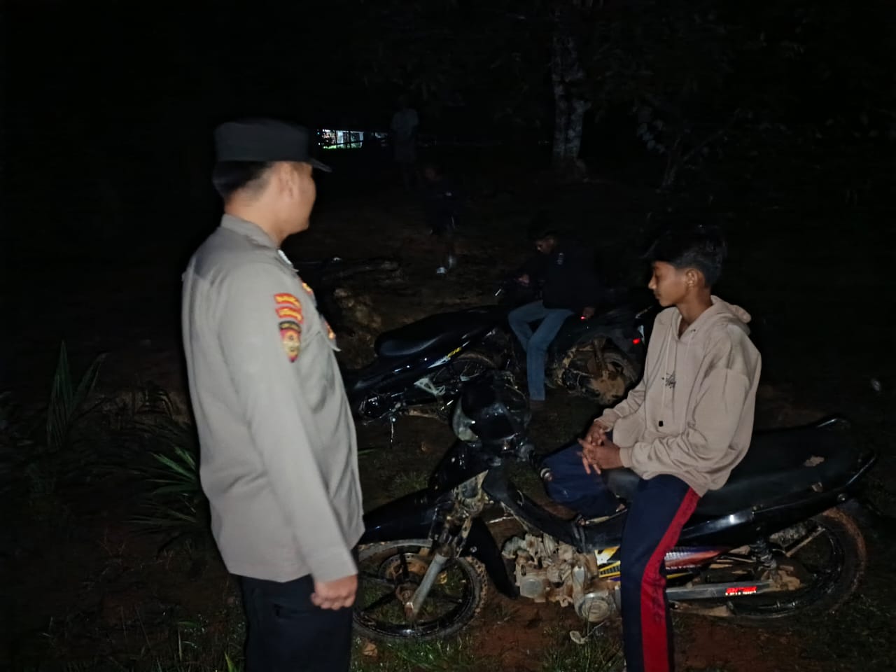 Personel Polsek Lamandau Sambangi Remaja yang Nongkrong, Berikan Sosialisasi Tentang Kenakalan Remaja