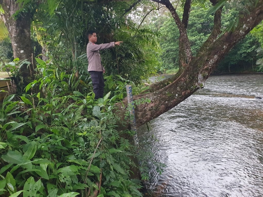 Piket Polsek Delang cek debit air DAS Delang