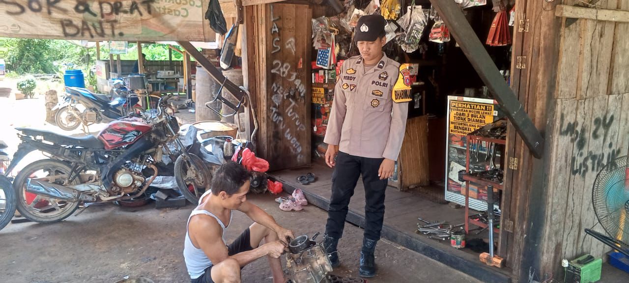 Piket Polsek Silaturahmi kepada Masyarakat yang sedang bekerja