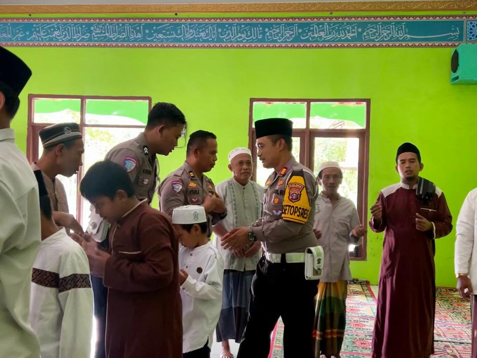 Di Tengah Ops Zebra Telabang 2025, Satlantas Polres Kotim Jadi Khotib Sholat Jumat dan Beri Himbauan Kamseltibcar Lantas