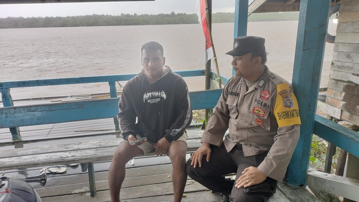 Bhabinkamtibmas Polsek Mendawai Melaksanakan Sambang Kamtibmas ke Rumah Warga Desa Petigi.