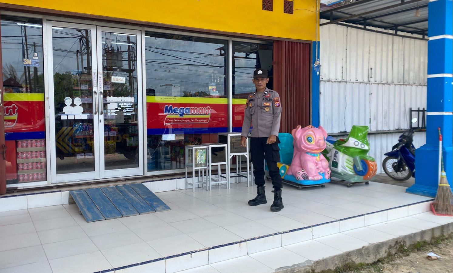 Piket Polsek Patroli kepertokoan diwilkum Polsek Sematu Jaya