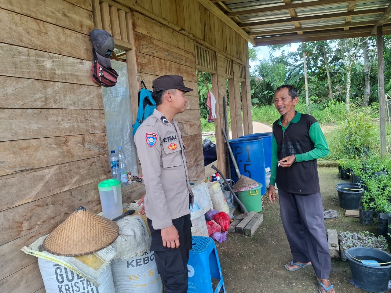 Personel Polsek lamandau melaksanakan sambang kerumah warga