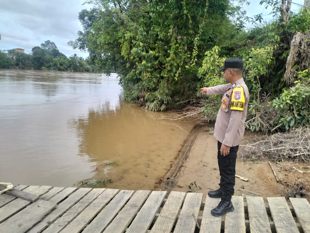 Polsek Marikit Pantau Situasi ketinggian Debit air Das Katingan untuk antisipasi bencana Banjir.