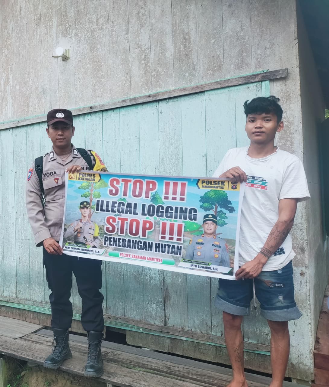 Bhabinkamtibmas laksanakan Sosialisasikan tentang larangan dan sangsi Pidana bagi pelaku Ileggal Logging kepada masyarakat di  Desa Binaan.