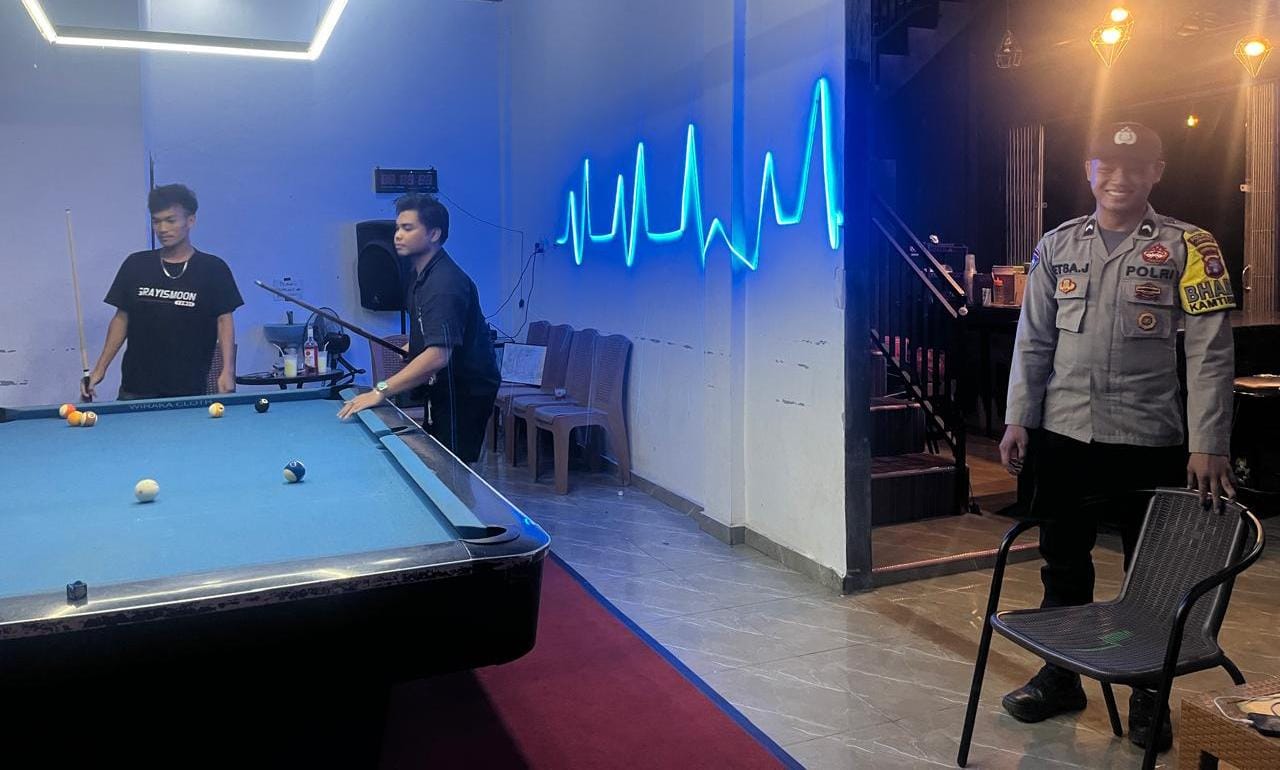 Personil Piket Polsek Lamandau Sambangi Warga yang Sedang Bermain Biliar untuk Sampaikan Himbauan Kamtibmas