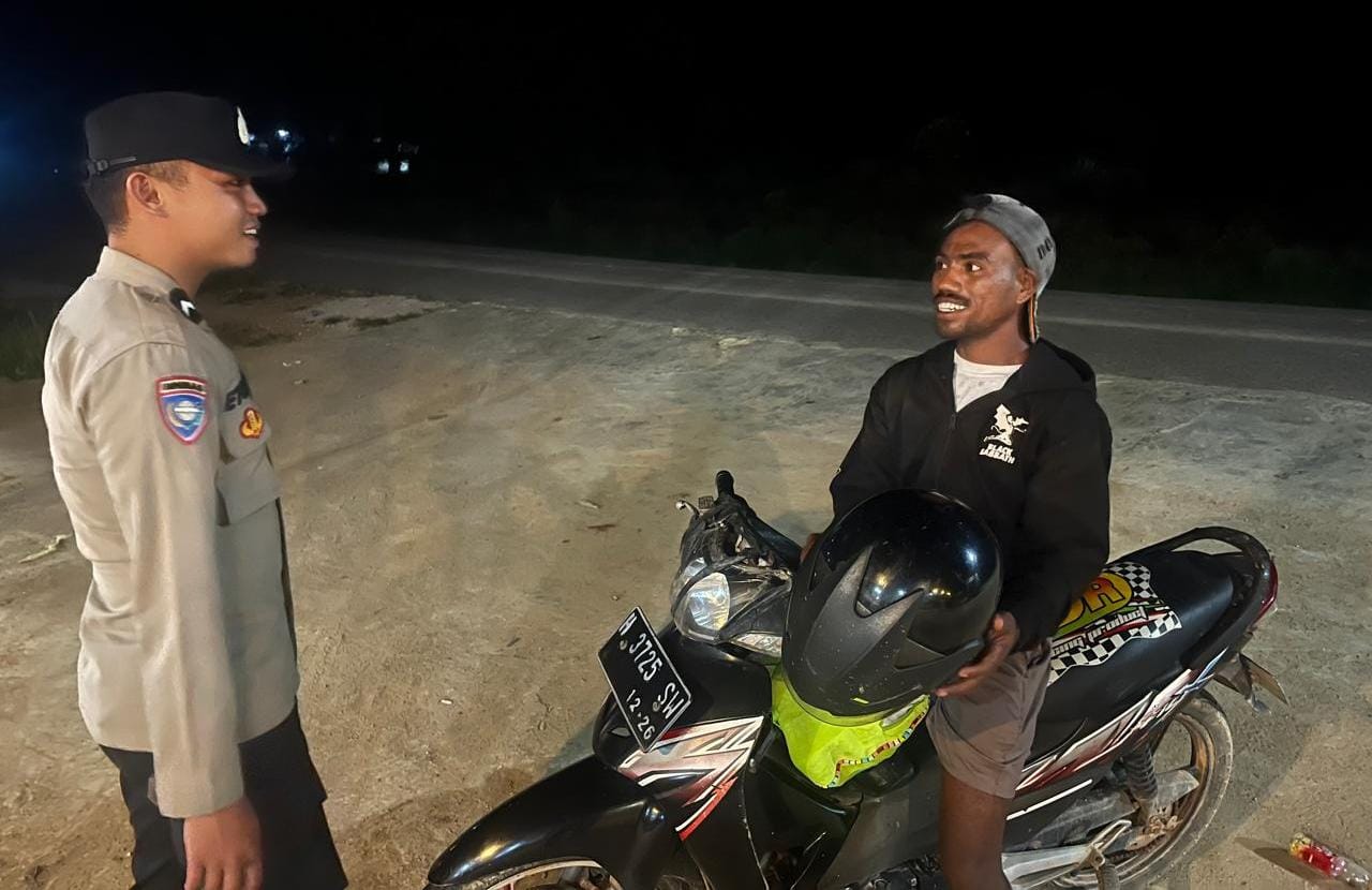 Personel Piket Polsek Lamandau Sambangi Masyarakat, Pererat Silaturahmi dan Sampaikan Pesan Kamtibmas