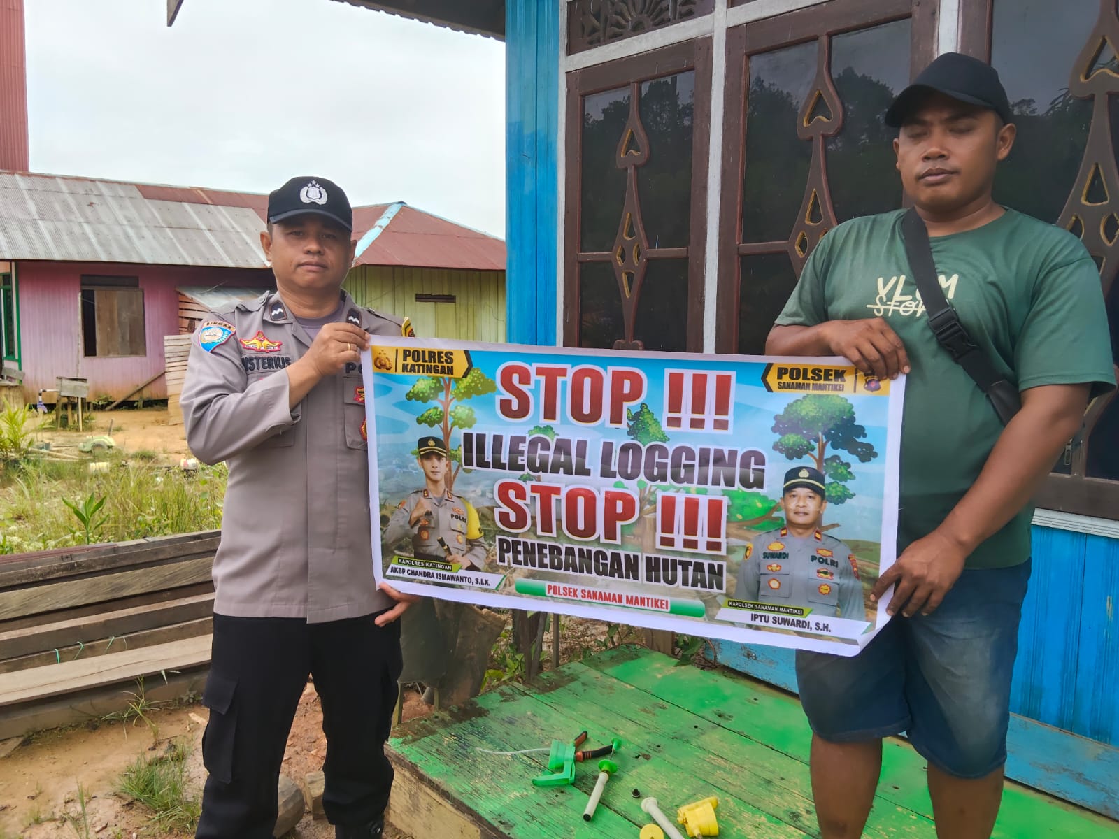 Bhabinkamtibmas laksanakan Sosialisasikan tentang larangan dan sangsi Pidana bagi pelaku Ileggal Logging kepada masyarakat di  Desa Binaan.