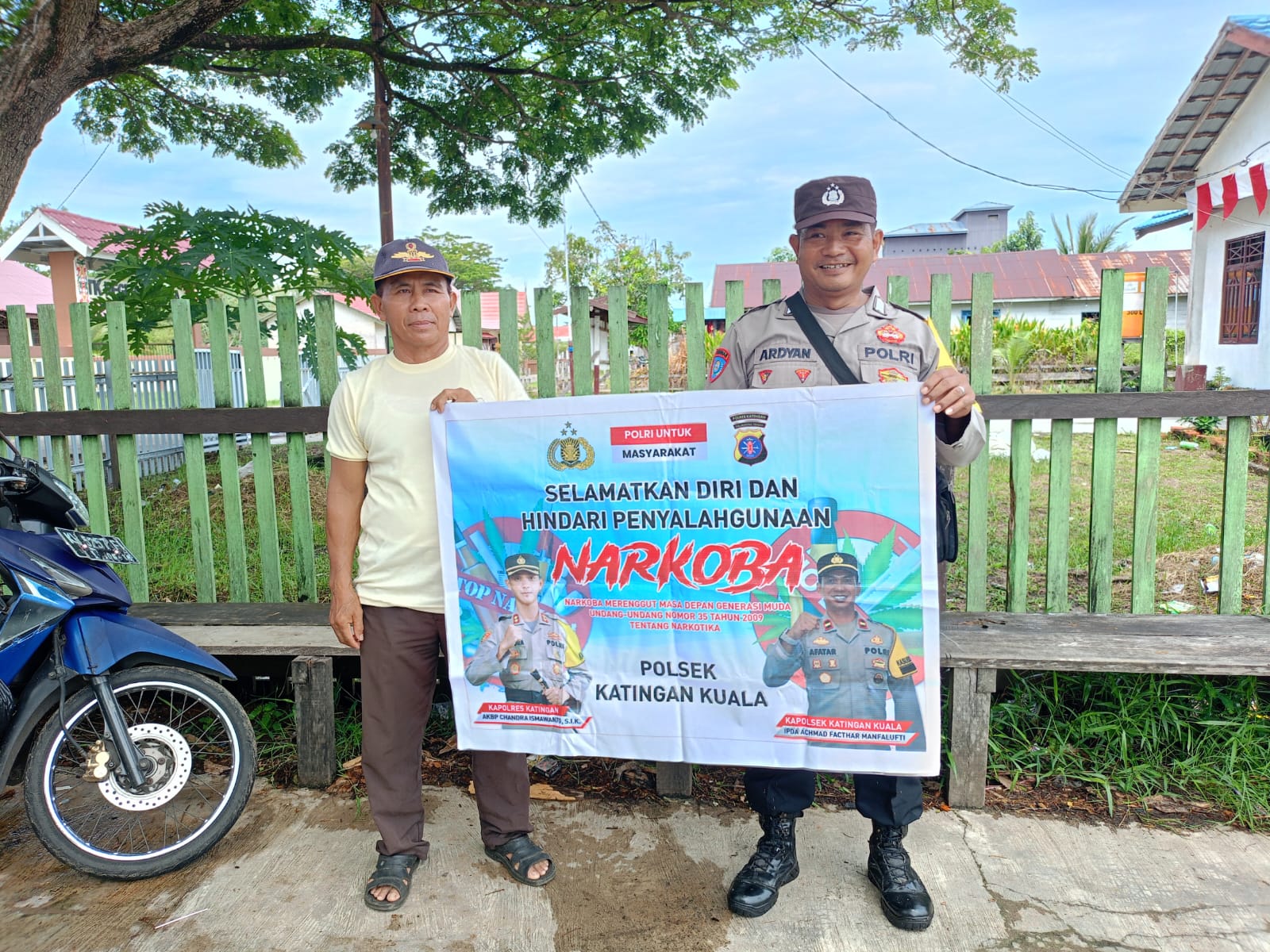 Sampaikan pesan Kamtibmas, Bhabinkamtibmas Polsek Katingan Kuala sambangi Warga.