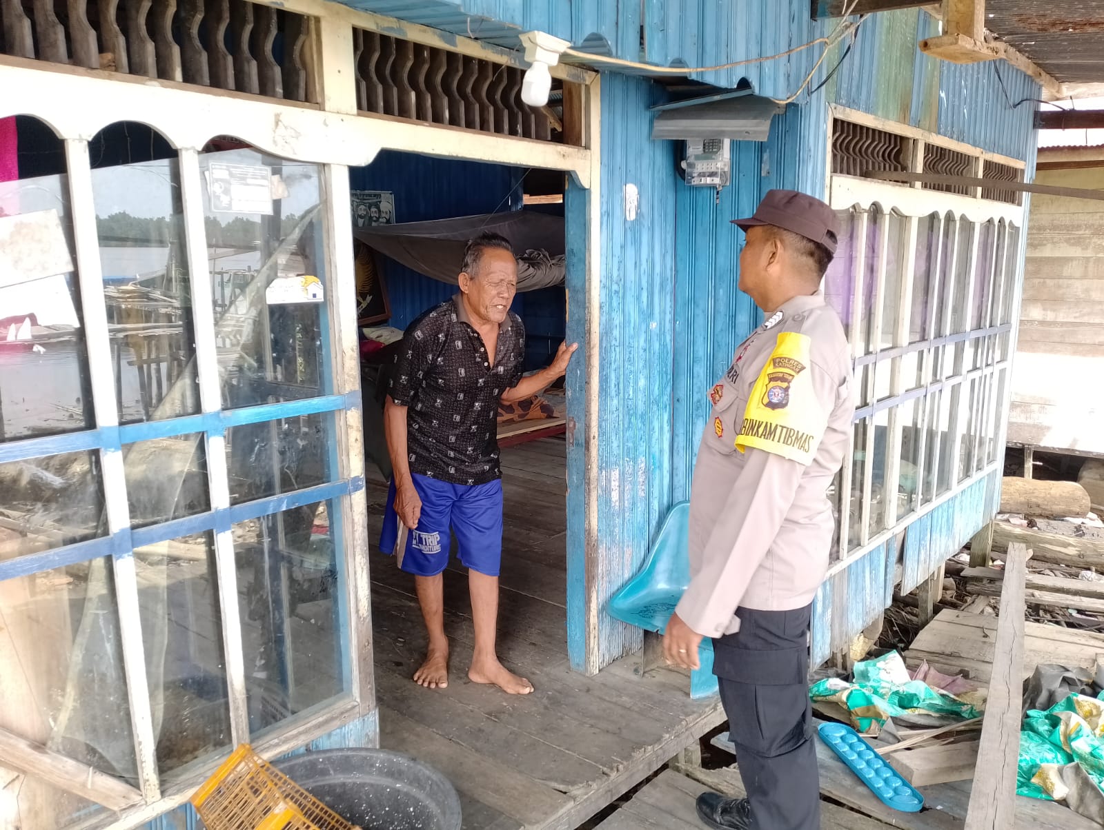 Sampaikan pesan Kamtibmas, Bhabinkamtibmas Polsek Katingan Kuala sambangi Warga.